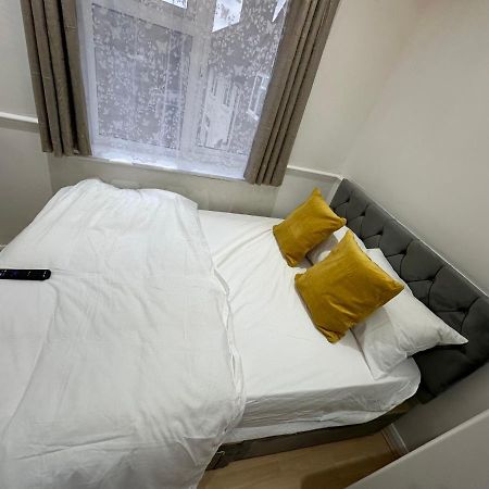 3Rd Studio Flat With Private Toilet And Bathroom Setup For Family Enjoyment 134 Keedonwood Road ブロムリー エクステリア 写真