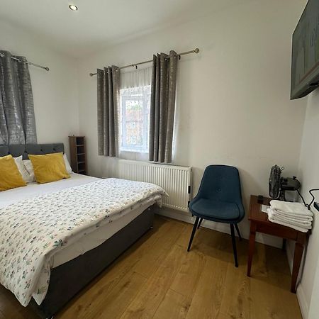 3Rd Studio Flat With Private Toilet And Bathroom Setup For Family Enjoyment 134 Keedonwood Road ブロムリー エクステリア 写真