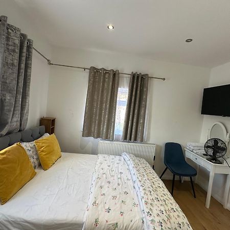 3Rd Studio Flat With Private Toilet And Bathroom Setup For Family Enjoyment 134 Keedonwood Road ブロムリー エクステリア 写真