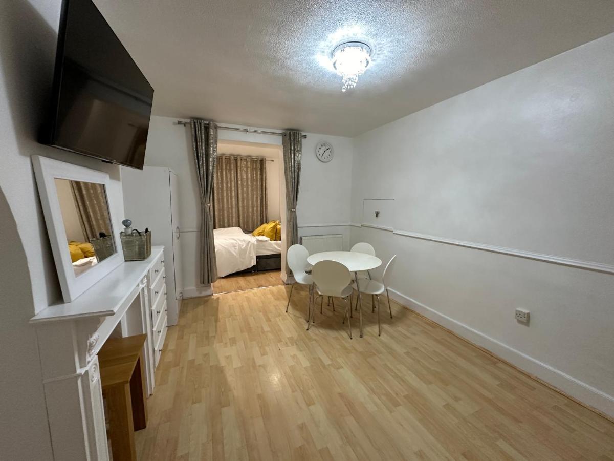 3Rd Studio Flat With Private Toilet And Bathroom Setup For Family Enjoyment 134 Keedonwood Road ブロムリー エクステリア 写真