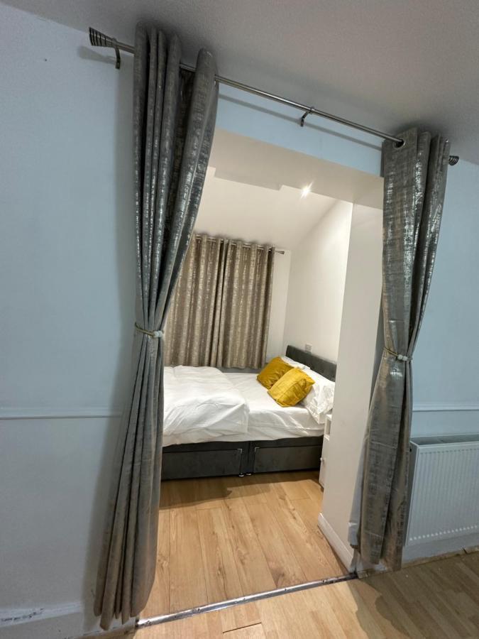 3Rd Studio Flat With Private Toilet And Bathroom Setup For Family Enjoyment 134 Keedonwood Road ブロムリー エクステリア 写真