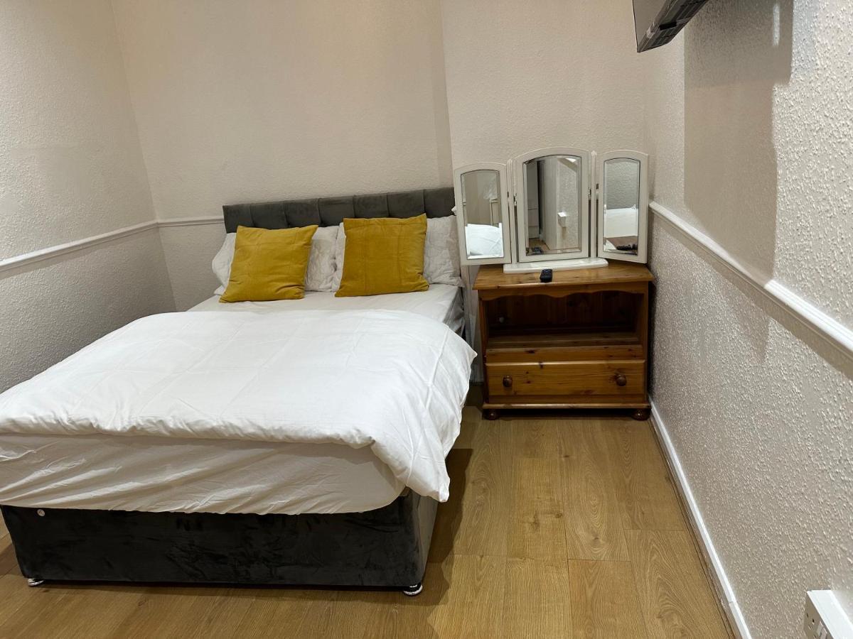 3Rd Studio Flat With Private Toilet And Bathroom Setup For Family Enjoyment 134 Keedonwood Road ブロムリー エクステリア 写真