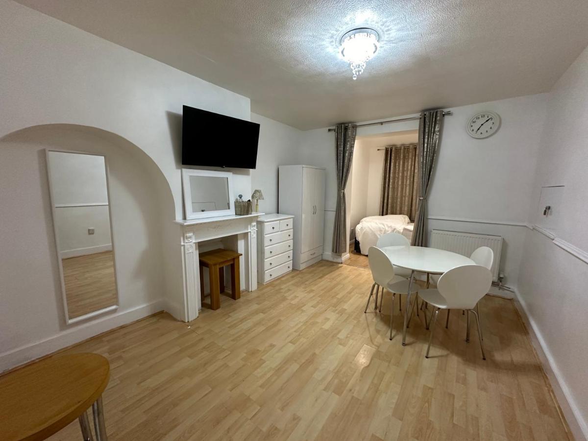 3Rd Studio Flat With Private Toilet And Bathroom Setup For Family Enjoyment 134 Keedonwood Road ブロムリー エクステリア 写真