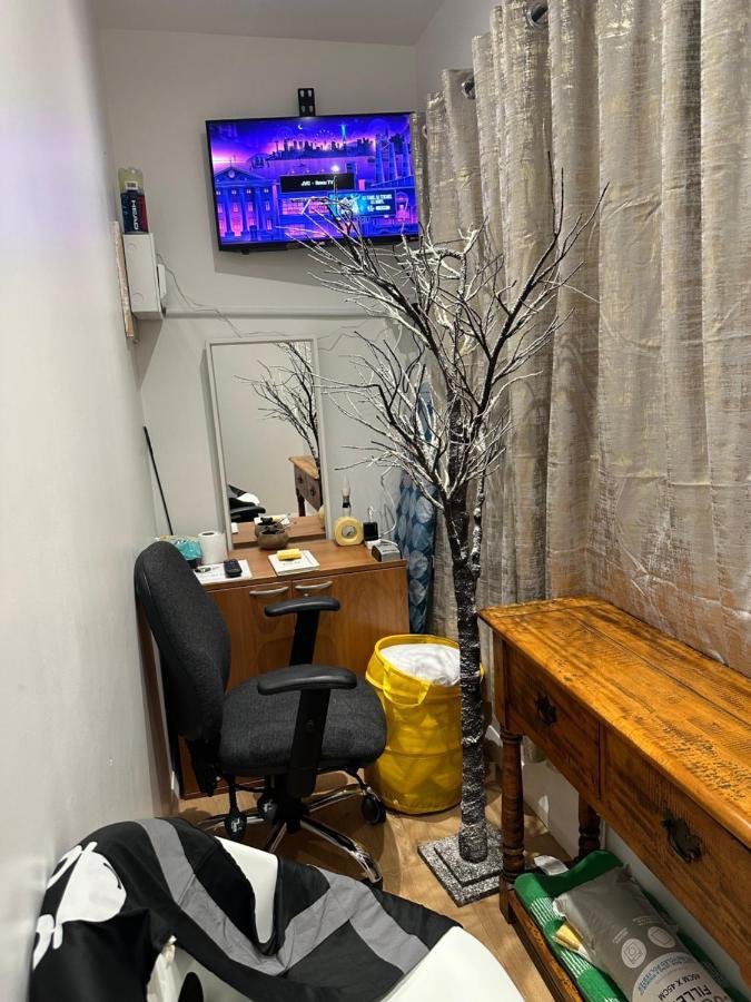 3Rd Studio Flat With Private Toilet And Bathroom Setup For Family Enjoyment 134 Keedonwood Road ブロムリー エクステリア 写真