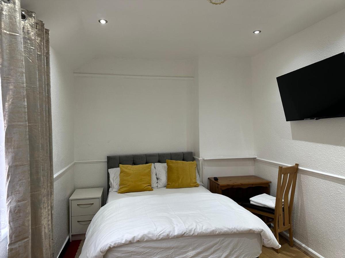 3Rd Studio Flat With Private Toilet And Bathroom Setup For Family Enjoyment 134 Keedonwood Road ブロムリー エクステリア 写真