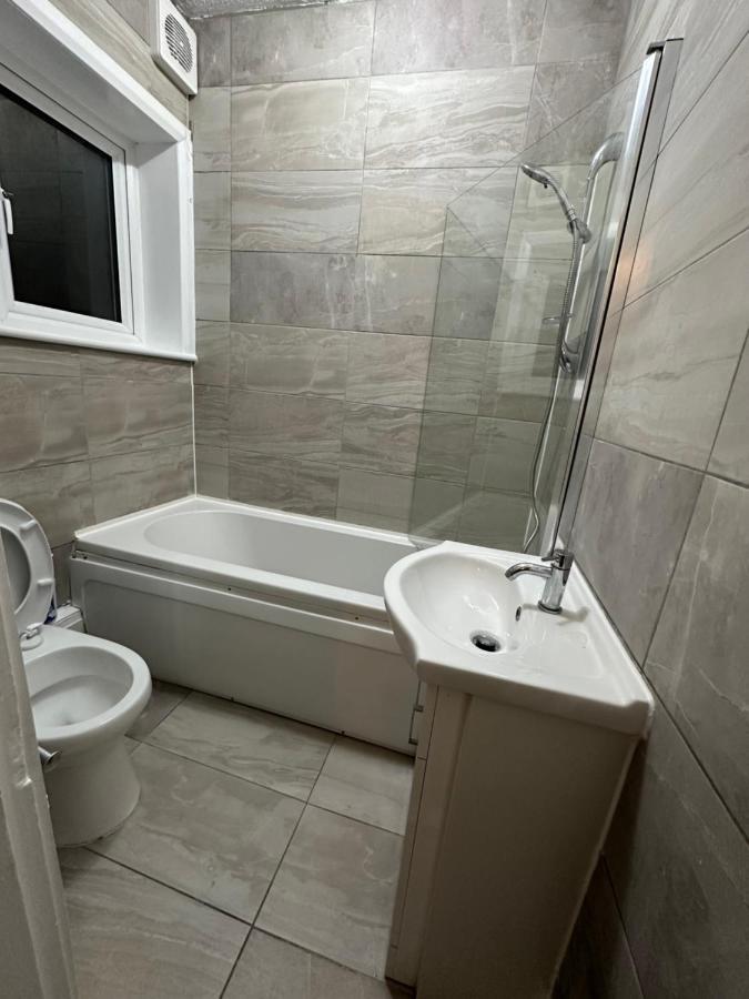 3Rd Studio Flat With Private Toilet And Bathroom Setup For Family Enjoyment 134 Keedonwood Road ブロムリー エクステリア 写真
