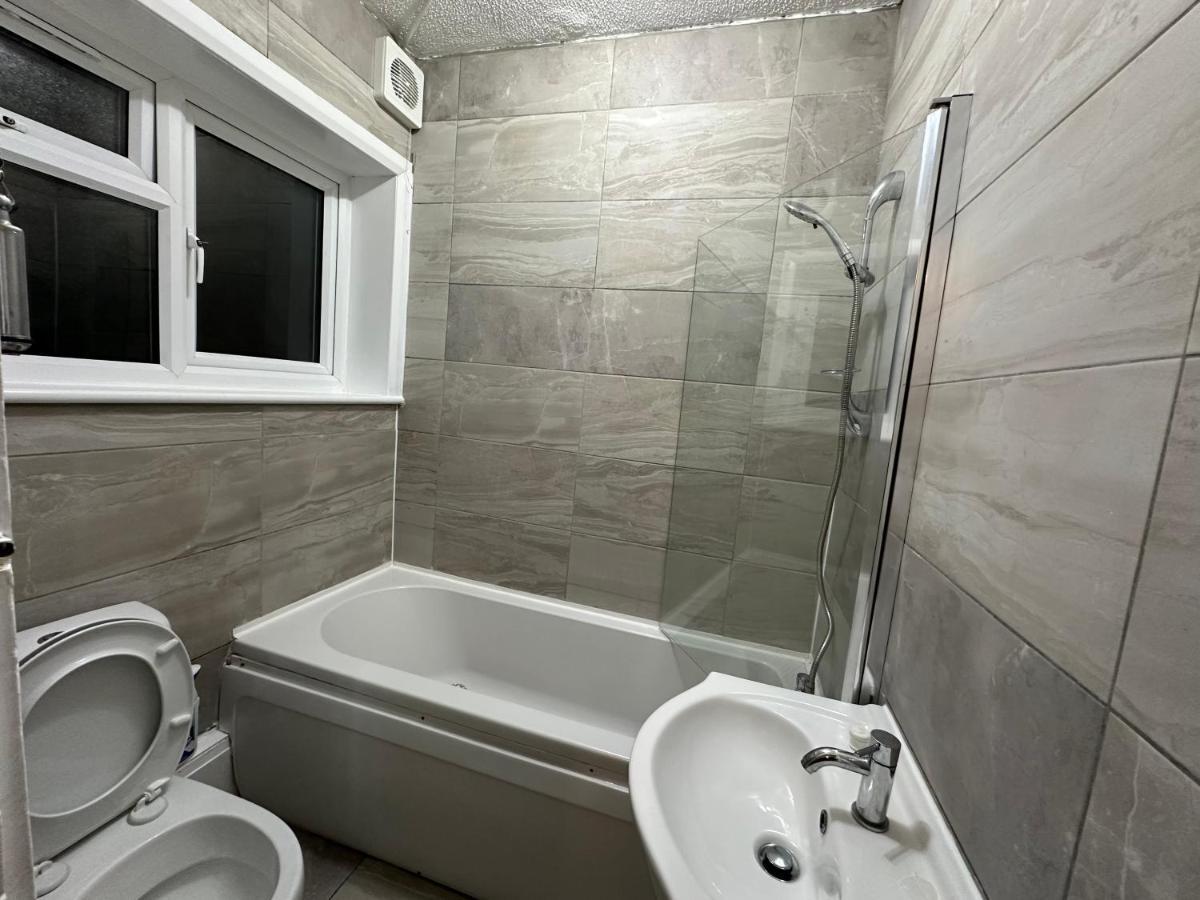 3Rd Studio Flat With Private Toilet And Bathroom Setup For Family Enjoyment 134 Keedonwood Road ブロムリー エクステリア 写真