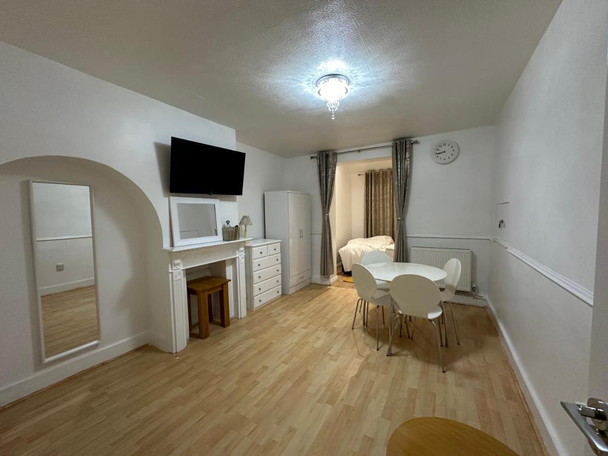 3Rd Studio Flat With Private Toilet And Bathroom Setup For Family Enjoyment 134 Keedonwood Road ブロムリー エクステリア 写真