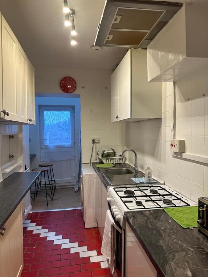 3Rd Studio Flat With Private Toilet And Bathroom Setup For Family Enjoyment 134 Keedonwood Road ブロムリー エクステリア 写真
