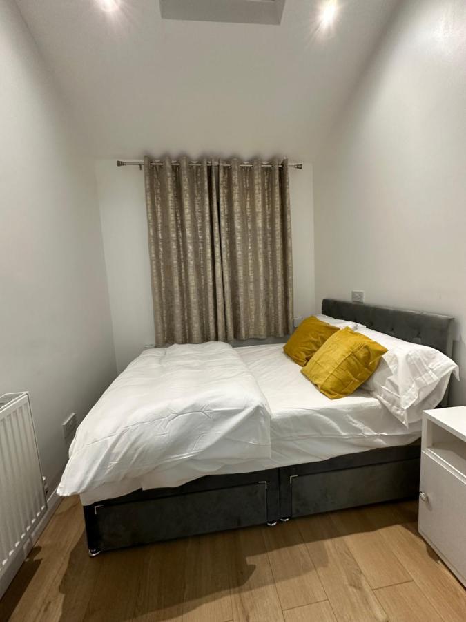 3Rd Studio Flat With Private Toilet And Bathroom Setup For Family Enjoyment 134 Keedonwood Road ブロムリー エクステリア 写真