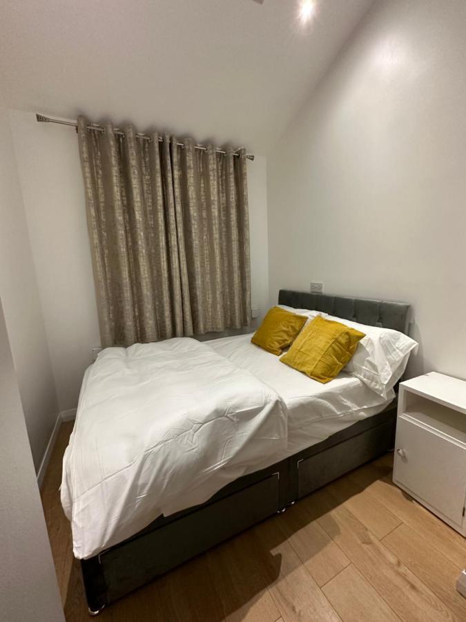 3Rd Studio Flat With Private Toilet And Bathroom Setup For Family Enjoyment 134 Keedonwood Road ブロムリー エクステリア 写真
