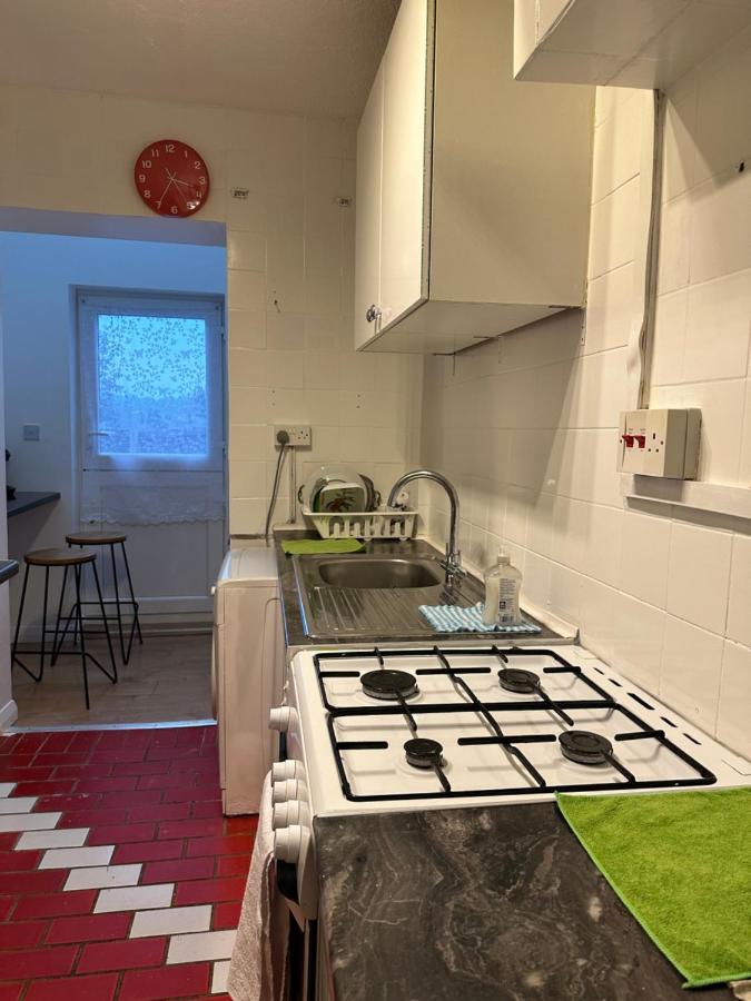 3Rd Studio Flat With Private Toilet And Bathroom Setup For Family Enjoyment 134 Keedonwood Road ブロムリー エクステリア 写真