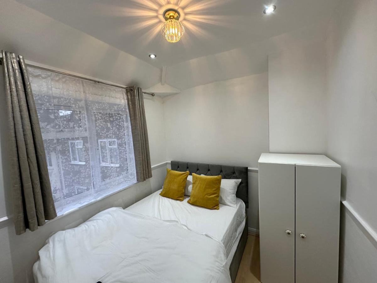 3Rd Studio Flat With Private Toilet And Bathroom Setup For Family Enjoyment 134 Keedonwood Road ブロムリー エクステリア 写真