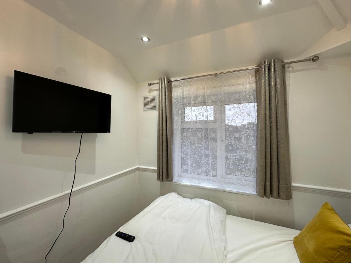 3Rd Studio Flat With Private Toilet And Bathroom Setup For Family Enjoyment 134 Keedonwood Road ブロムリー エクステリア 写真