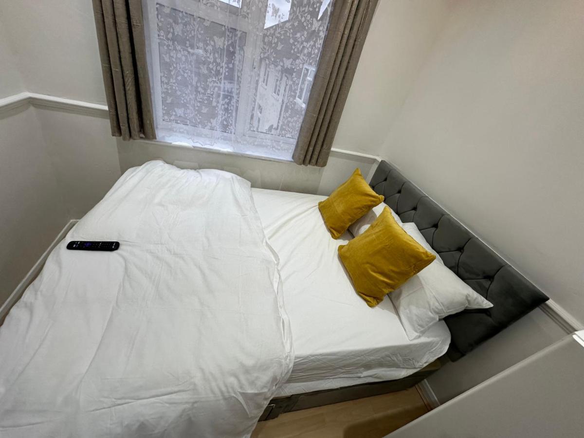 3Rd Studio Flat With Private Toilet And Bathroom Setup For Family Enjoyment 134 Keedonwood Road ブロムリー エクステリア 写真