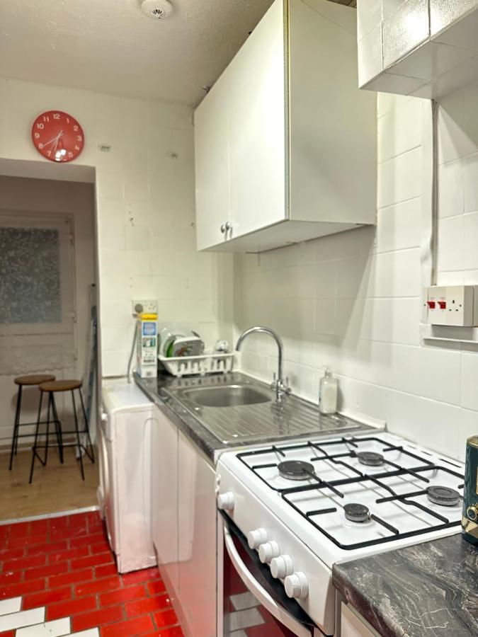 3Rd Studio Flat With Private Toilet And Bathroom Setup For Family Enjoyment 134 Keedonwood Road ブロムリー エクステリア 写真