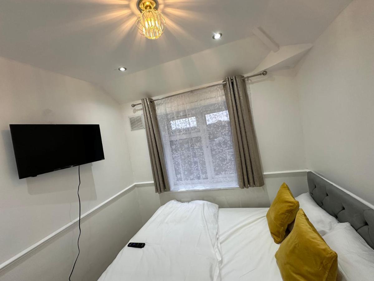 3Rd Studio Flat With Private Toilet And Bathroom Setup For Family Enjoyment 134 Keedonwood Road ブロムリー エクステリア 写真