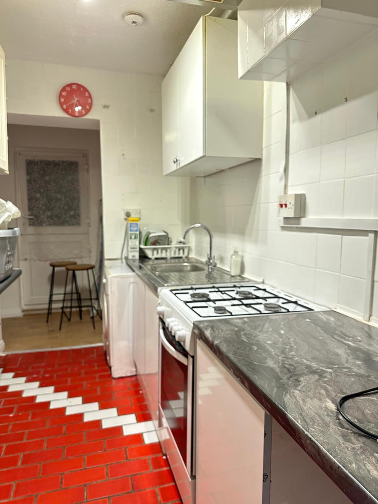 3Rd Studio Flat With Private Toilet And Bathroom Setup For Family Enjoyment 134 Keedonwood Road ブロムリー エクステリア 写真
