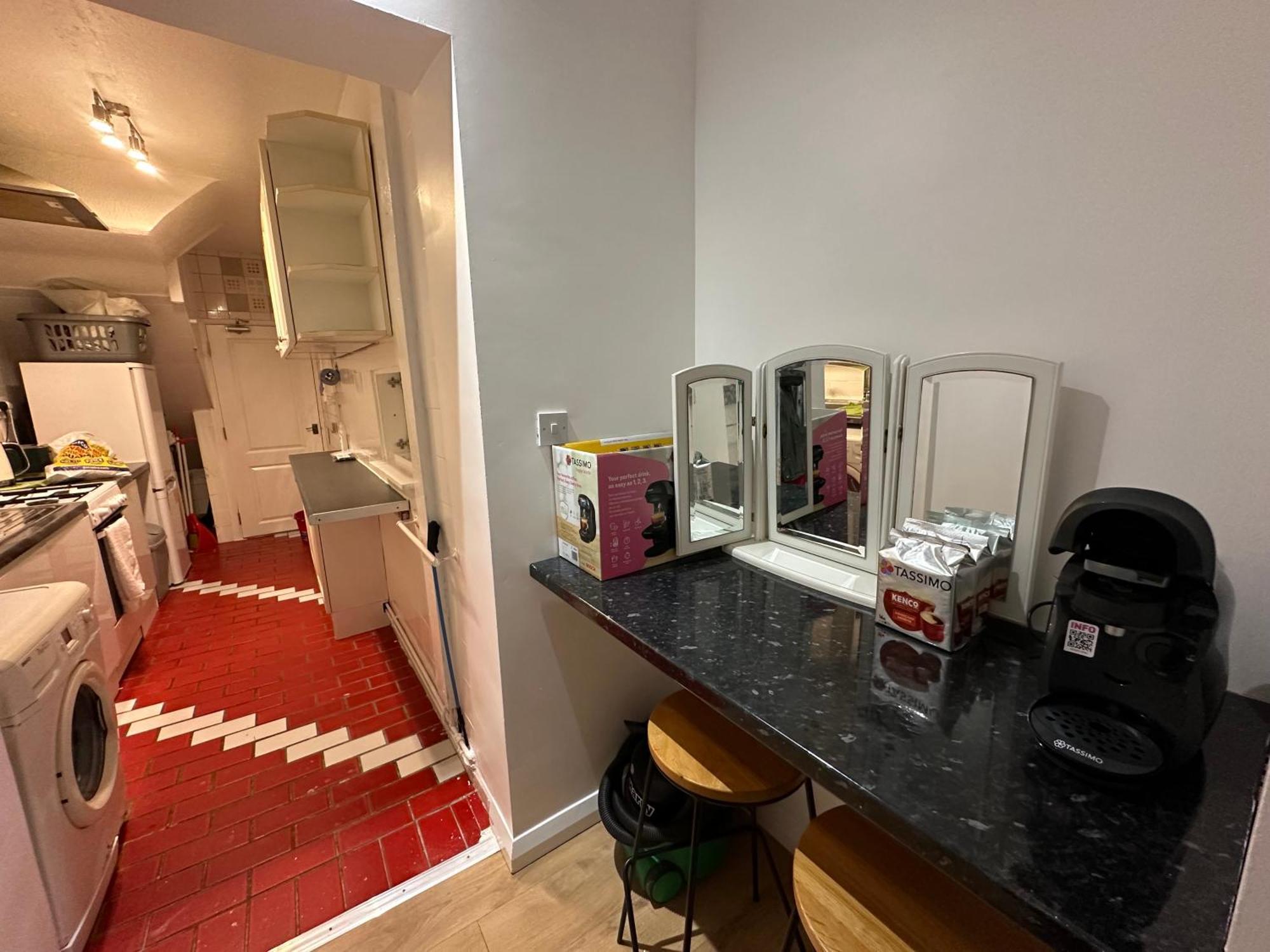 3Rd Studio Flat With Private Toilet And Bathroom Setup For Family Enjoyment 134 Keedonwood Road ブロムリー エクステリア 写真