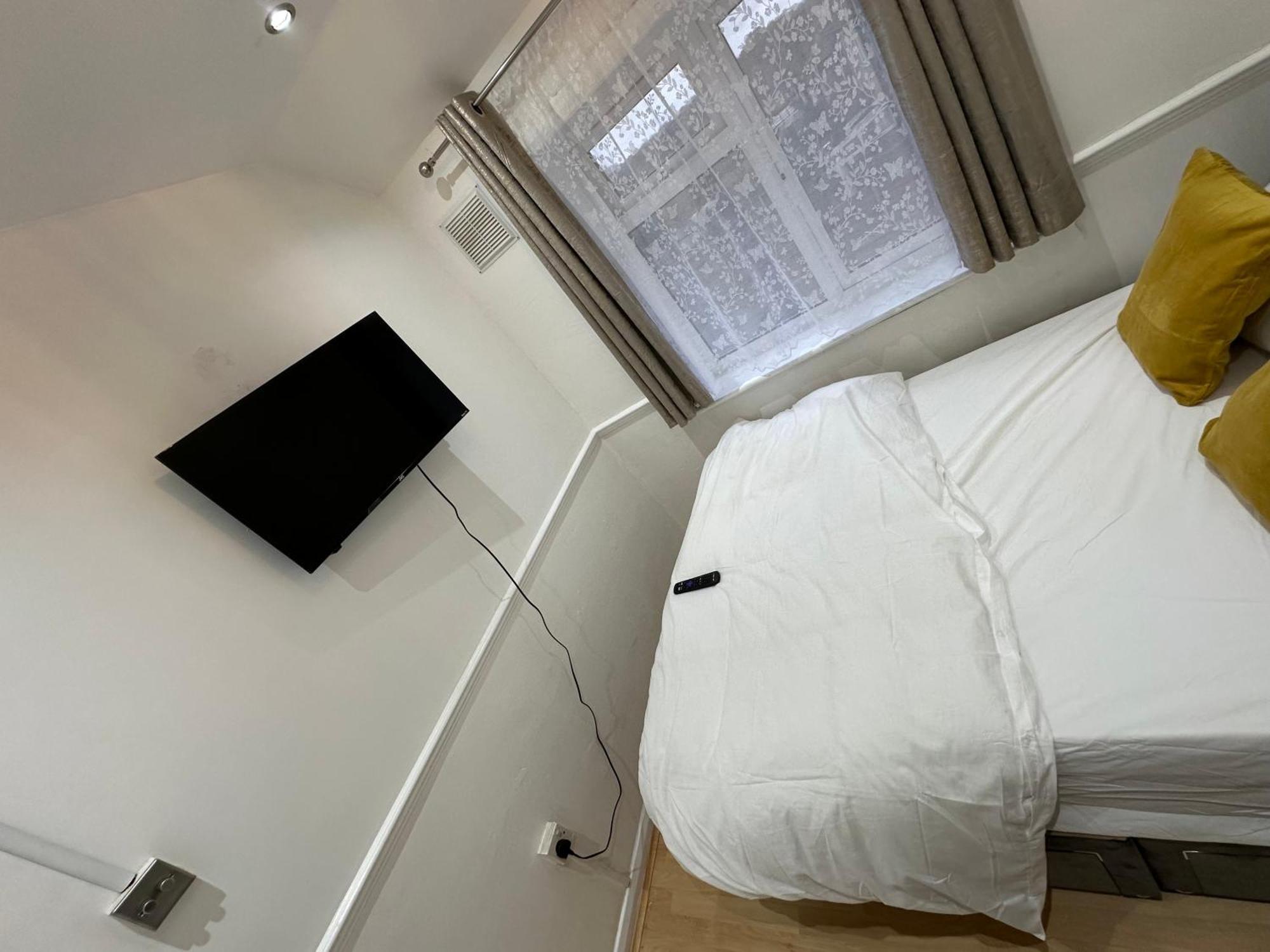 3Rd Studio Flat With Private Toilet And Bathroom Setup For Family Enjoyment 134 Keedonwood Road ブロムリー エクステリア 写真