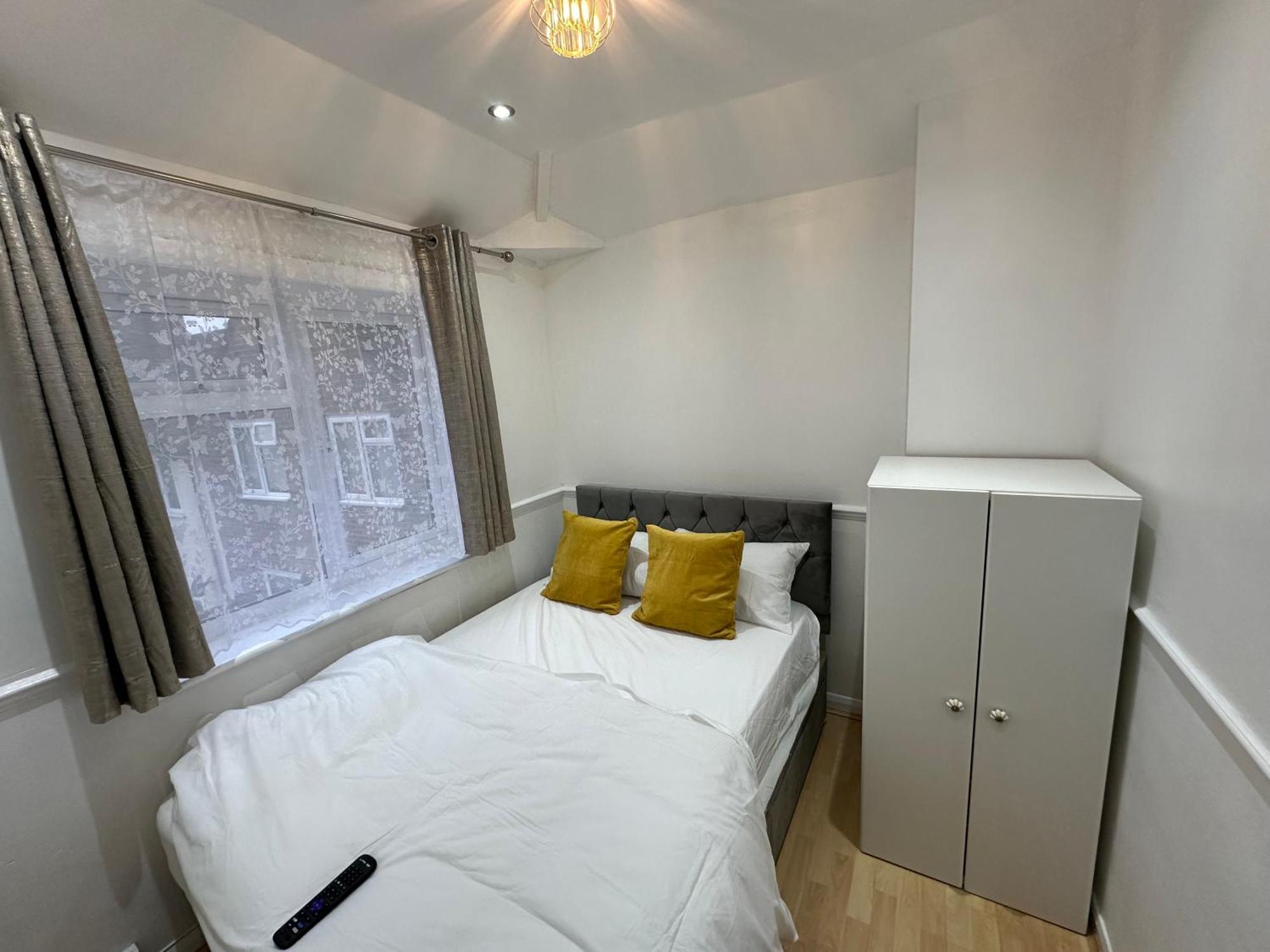 3Rd Studio Flat With Private Toilet And Bathroom Setup For Family Enjoyment 134 Keedonwood Road ブロムリー エクステリア 写真