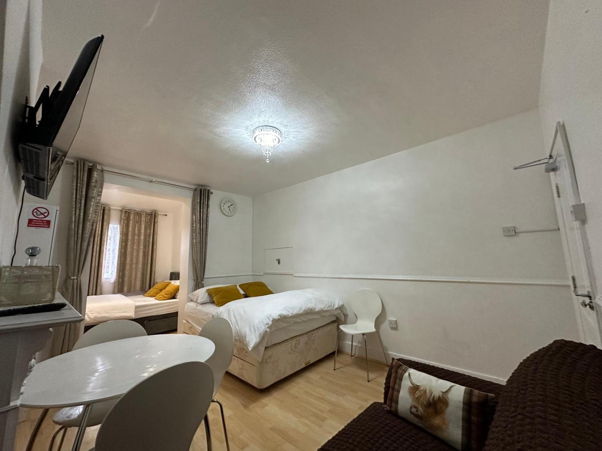 3Rd Studio Flat With Private Toilet And Bathroom Setup For Family Enjoyment 134 Keedonwood Road ブロムリー エクステリア 写真