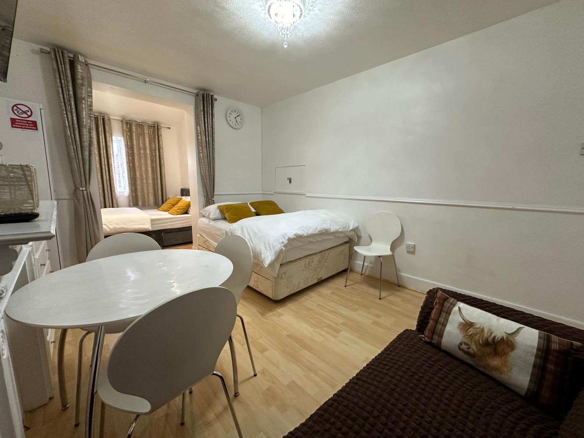 3Rd Studio Flat With Private Toilet And Bathroom Setup For Family Enjoyment 134 Keedonwood Road ブロムリー エクステリア 写真