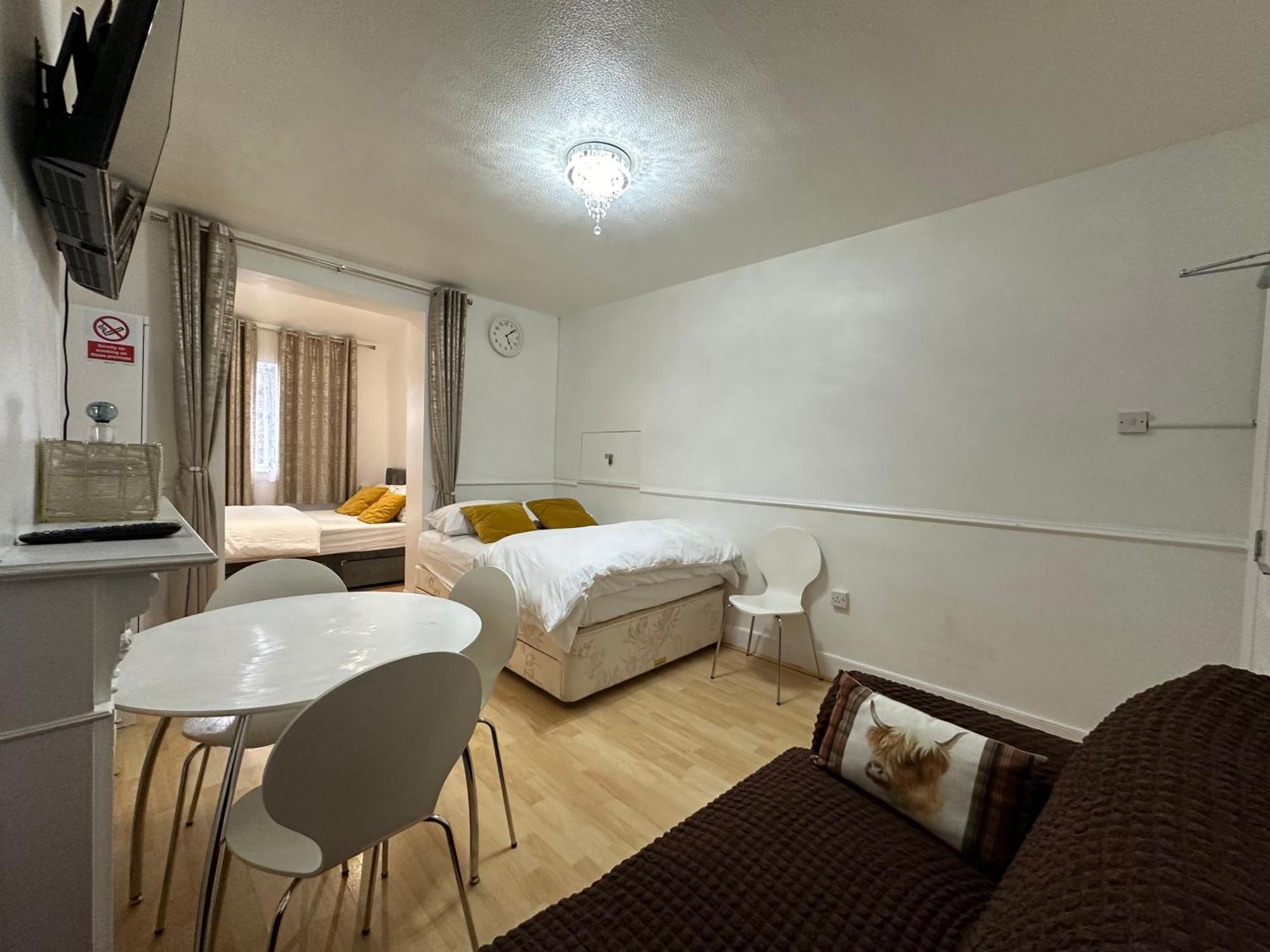3Rd Studio Flat With Private Toilet And Bathroom Setup For Family Enjoyment 134 Keedonwood Road ブロムリー エクステリア 写真