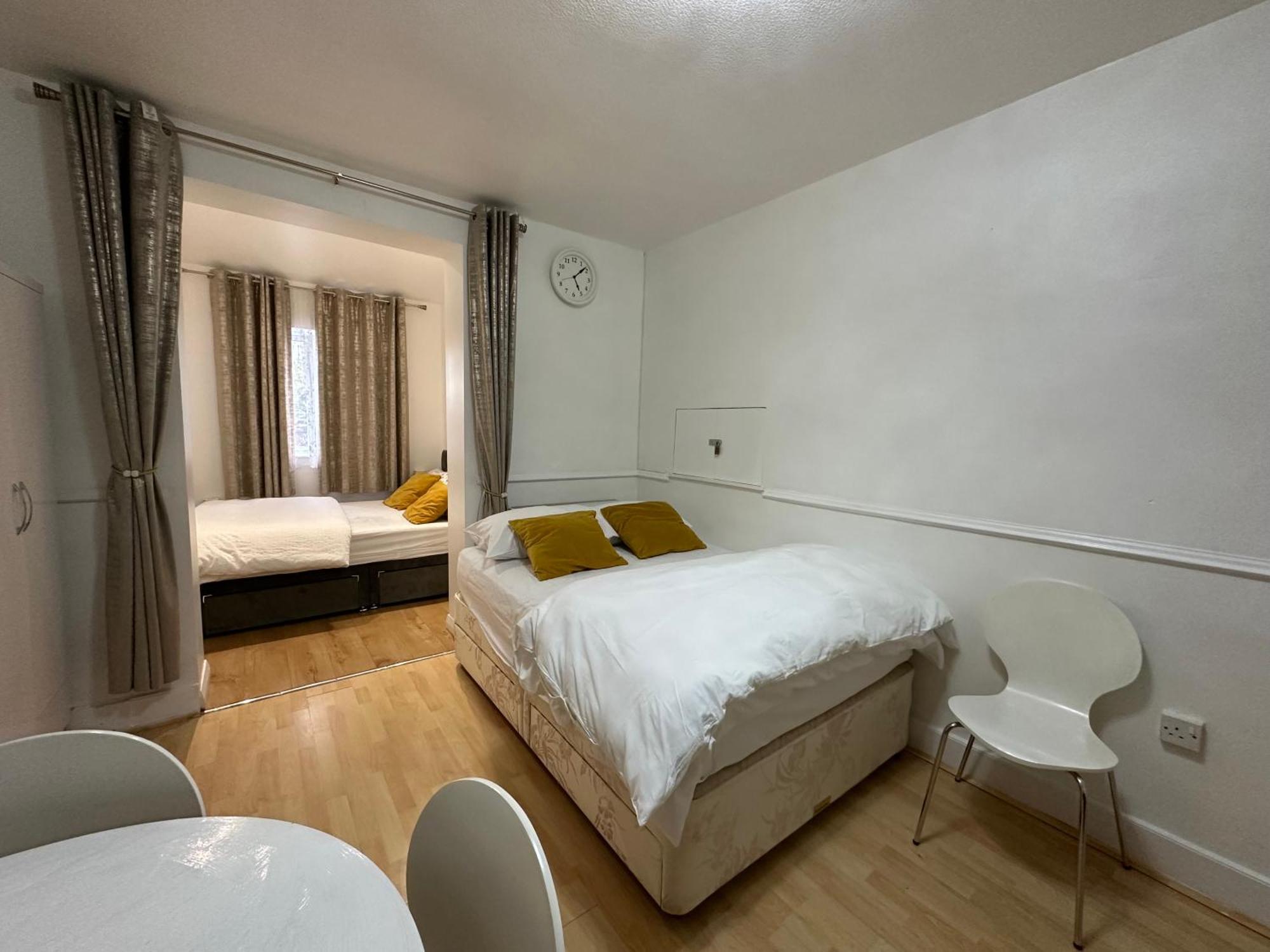 3Rd Studio Flat With Private Toilet And Bathroom Setup For Family Enjoyment 134 Keedonwood Road ブロムリー エクステリア 写真