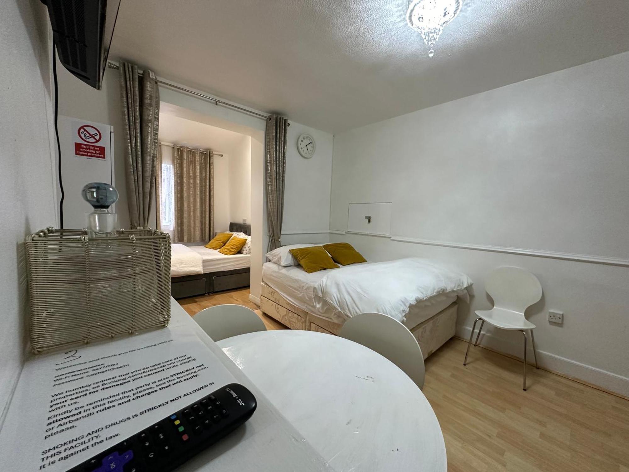 3Rd Studio Flat With Private Toilet And Bathroom Setup For Family Enjoyment 134 Keedonwood Road ブロムリー エクステリア 写真