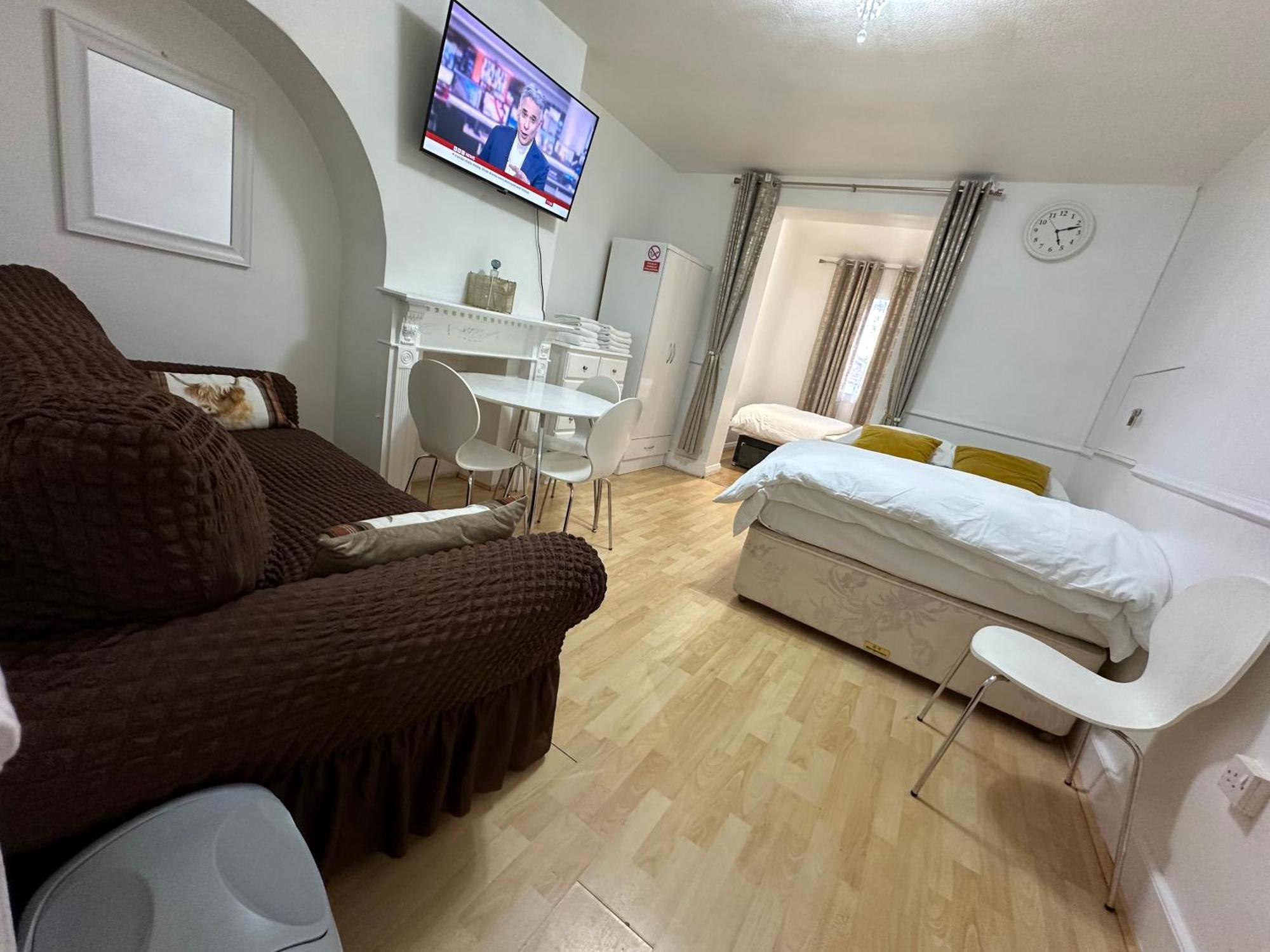 3Rd Studio Flat With Private Toilet And Bathroom Setup For Family Enjoyment 134 Keedonwood Road ブロムリー エクステリア 写真