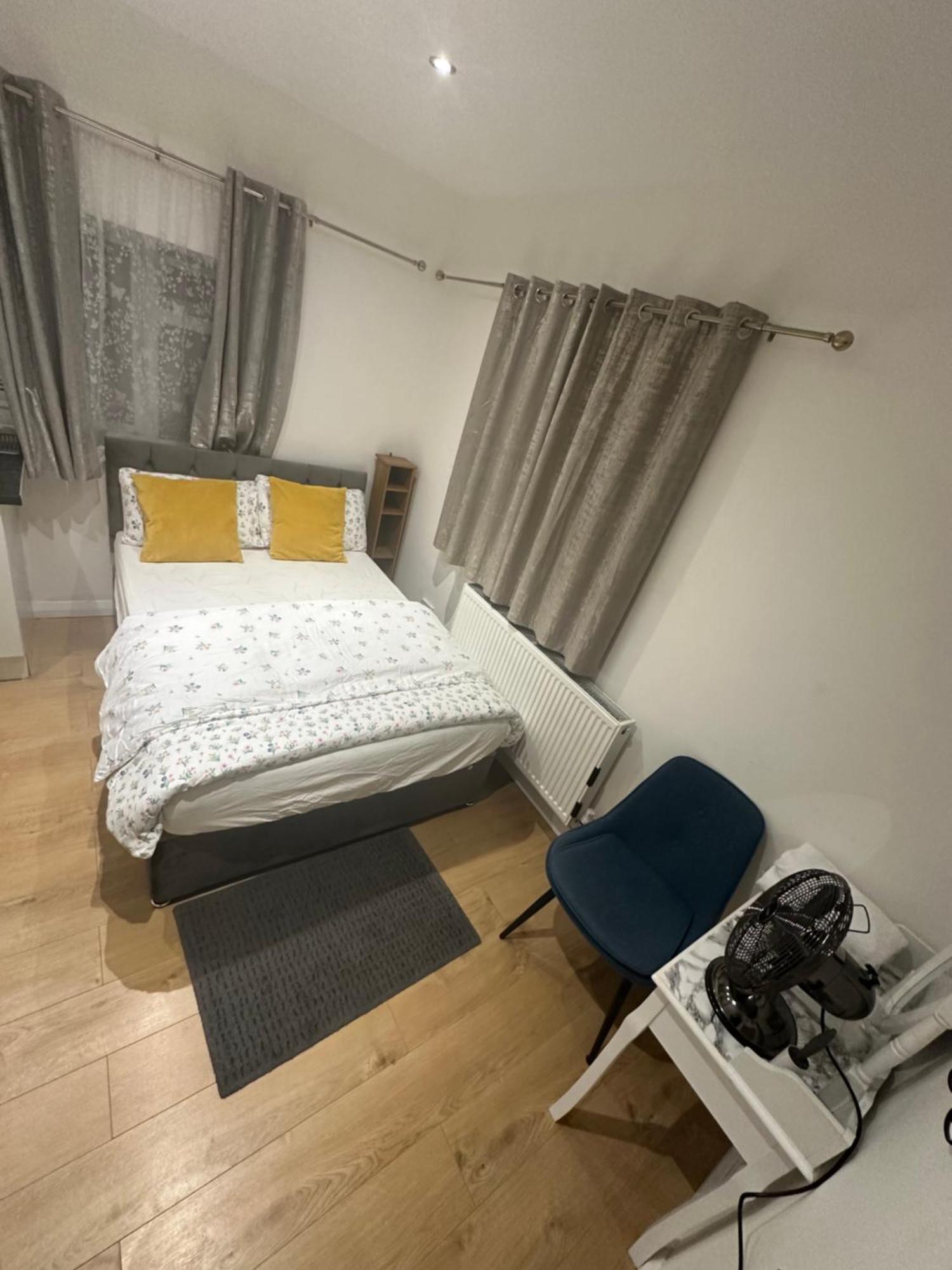 3Rd Studio Flat With Private Toilet And Bathroom Setup For Family Enjoyment 134 Keedonwood Road ブロムリー エクステリア 写真