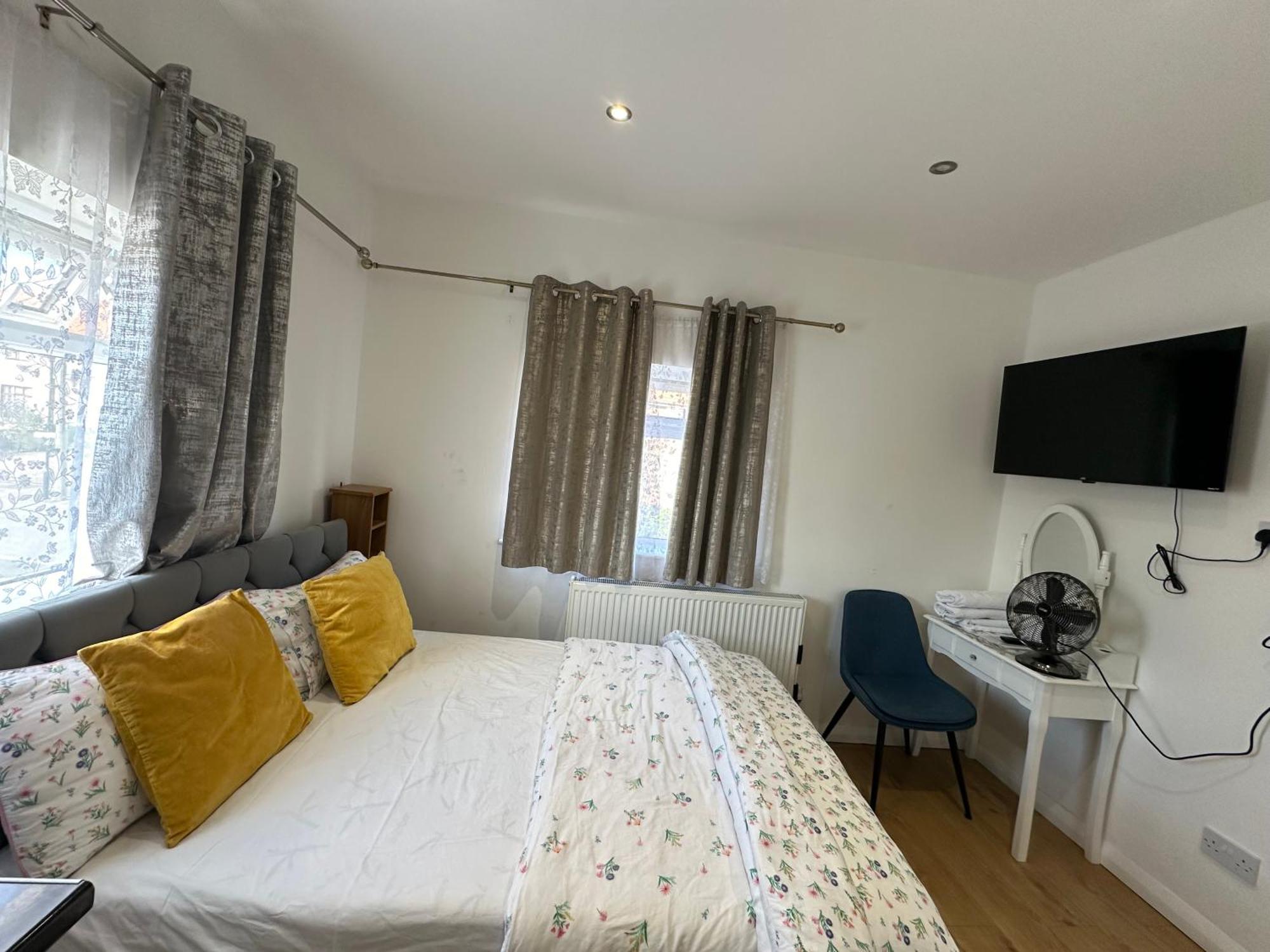 3Rd Studio Flat With Private Toilet And Bathroom Setup For Family Enjoyment 134 Keedonwood Road ブロムリー エクステリア 写真
