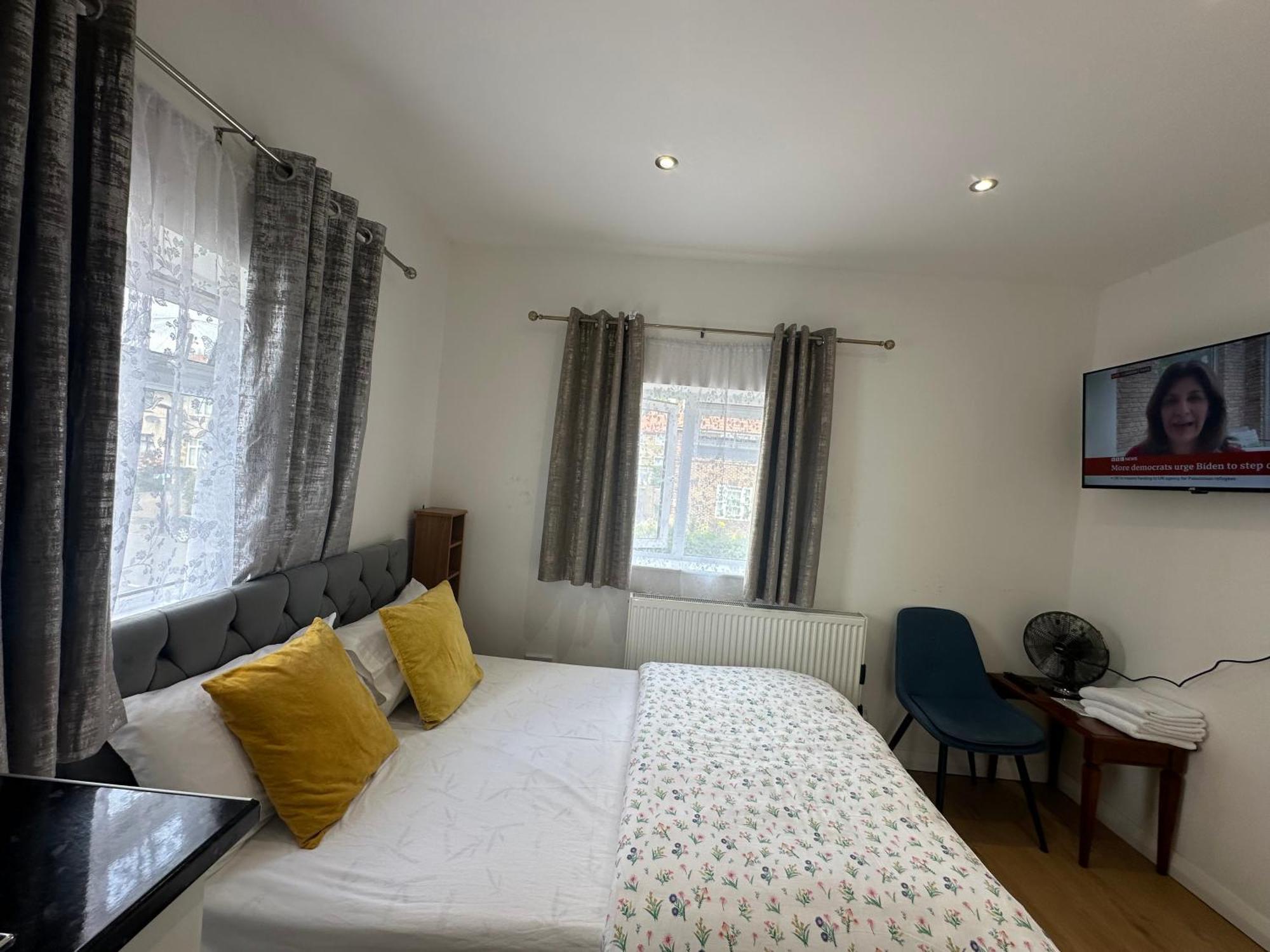 3Rd Studio Flat With Private Toilet And Bathroom Setup For Family Enjoyment 134 Keedonwood Road ブロムリー エクステリア 写真