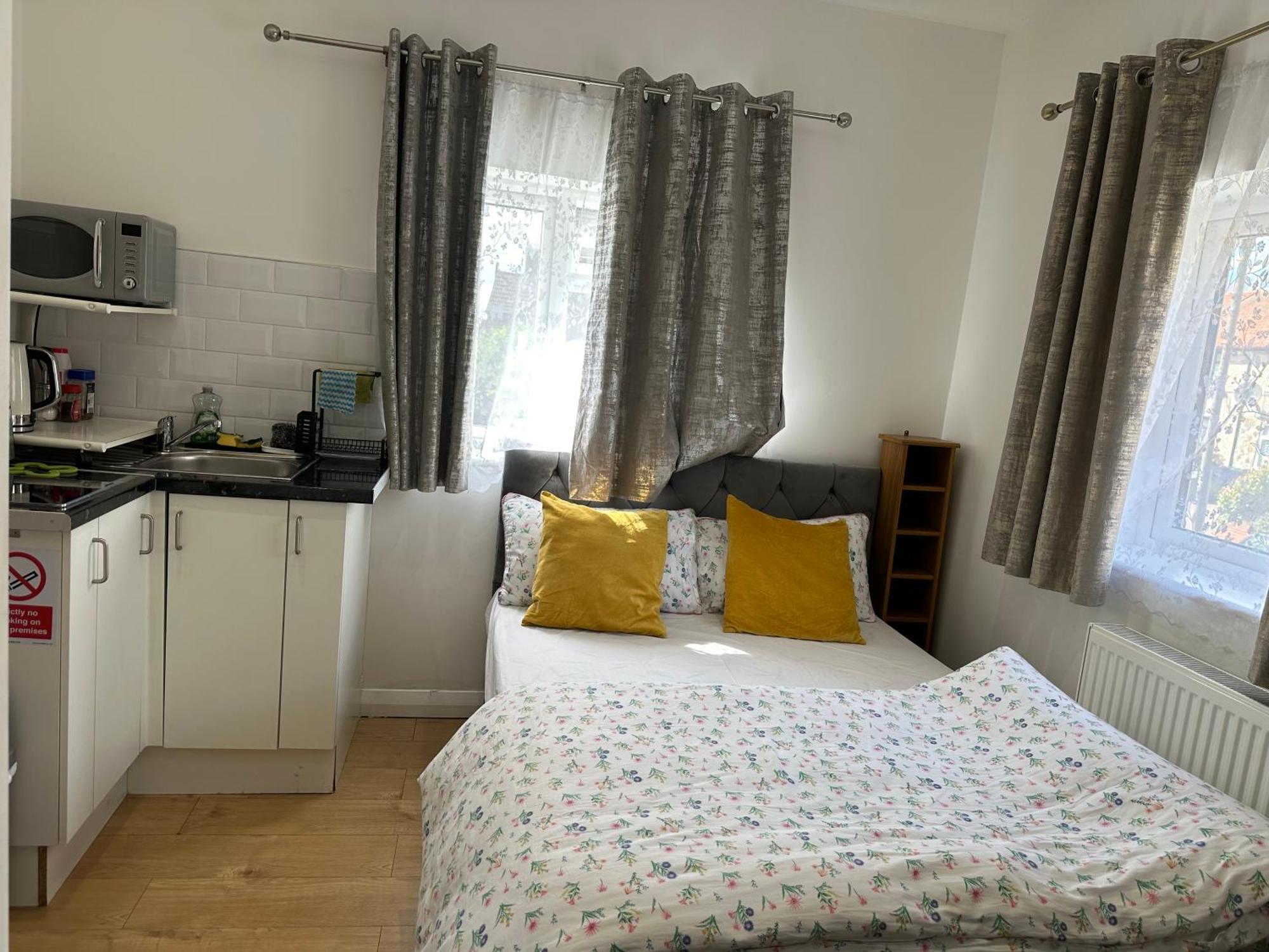 3Rd Studio Flat With Private Toilet And Bathroom Setup For Family Enjoyment 134 Keedonwood Road ブロムリー エクステリア 写真