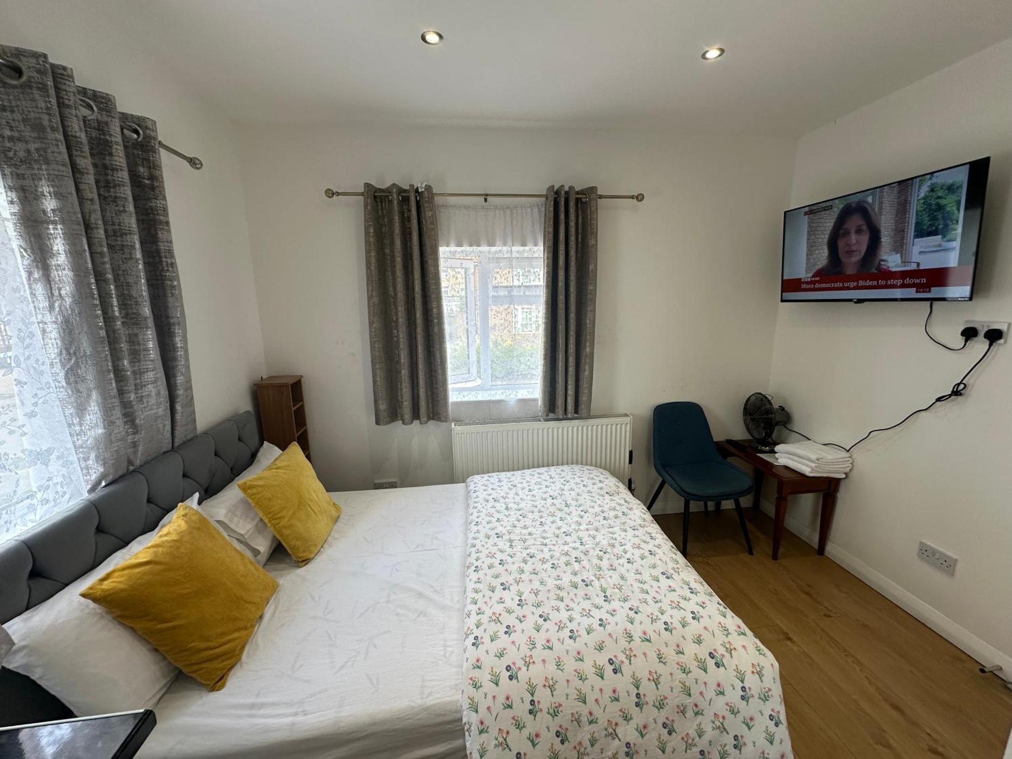 3Rd Studio Flat With Private Toilet And Bathroom Setup For Family Enjoyment 134 Keedonwood Road ブロムリー エクステリア 写真
